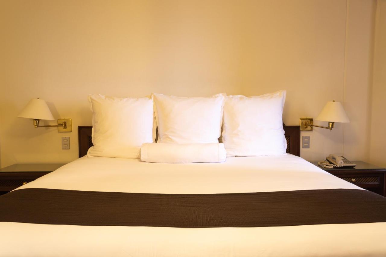 J&A Classic Hotel Lima Exterior photo A bed