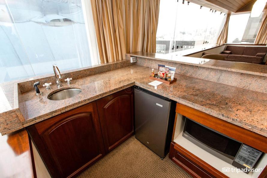 J&A Classic Hotel Lima Exterior photo A wet bar in a hotel room