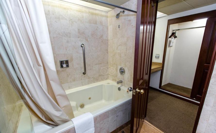 J&A Classic Hotel Lima Exterior photo A bathtub with shower curtain