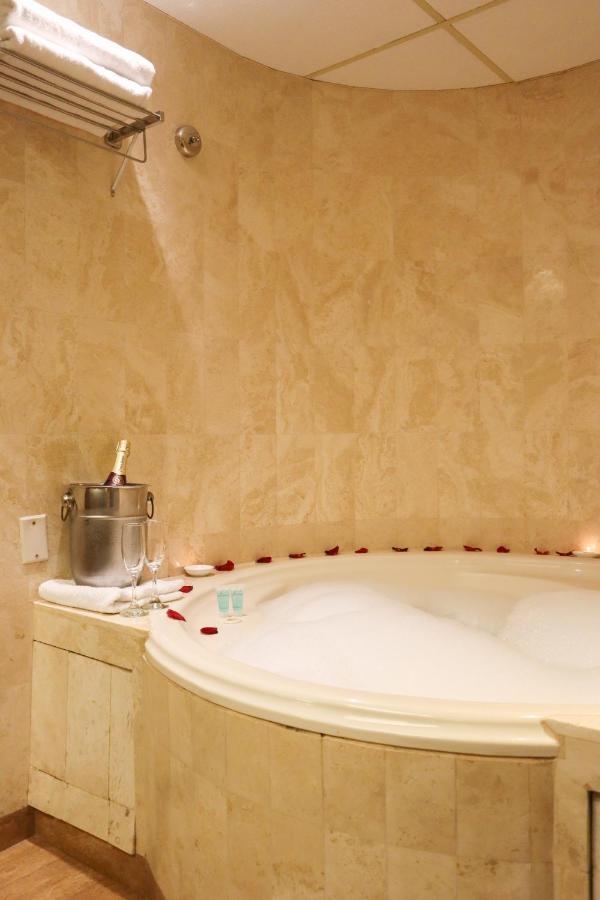 J&A Classic Hotel Lima Exterior photo A bubble bath