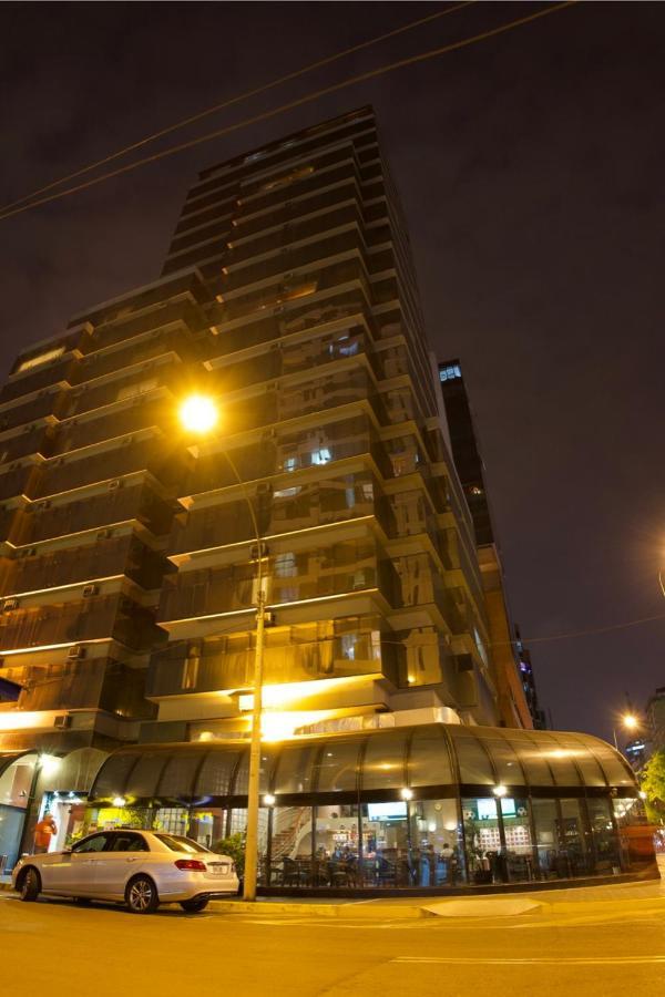 J&A Classic Hotel Lima Exterior photo The building at night